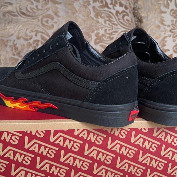 Vans Men’s Old Skool
(Flame Wall) Black/Black
VN0A38G1Q8Q
Sneakers - Picture 15 of 16